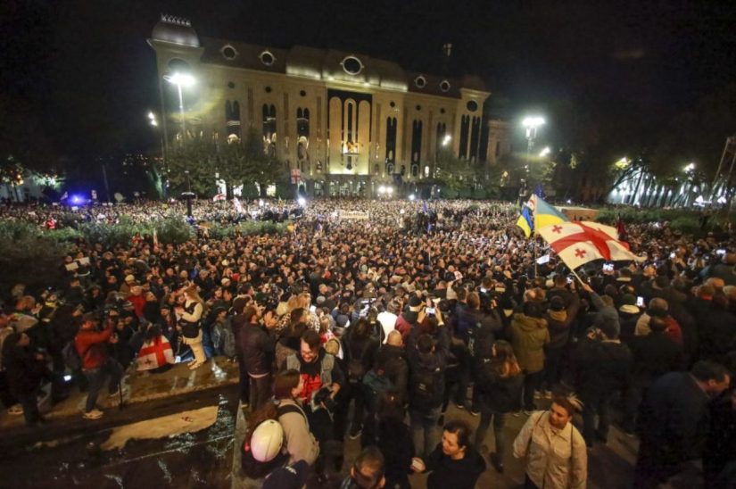 Protest opozicije u Tbilisiju zbog rezultata parlamentarnih izbora u Gruziji (28. oktobar 2024) Foto: FoNet / AP